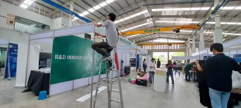 โซน R&D Innovation มุมกว้าง แสดงบูธข้างเคียงในงานเดียวกับบูธ British Council ISPF