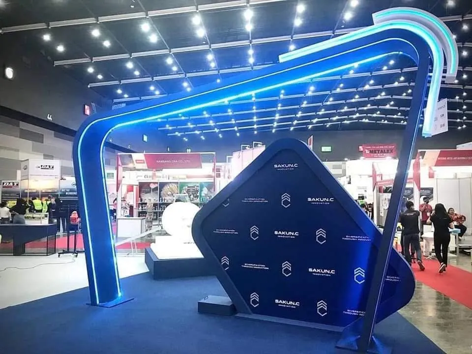 ซุ้มไฟ LED โค้งบูธ SAKUN.C Innovation มุมใกล้