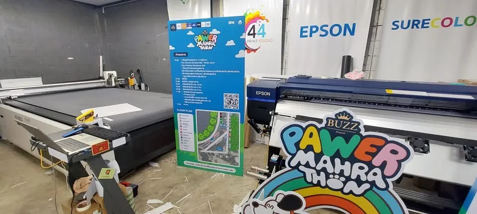 เครื่องพิมพ์ Epson SureColor และเครื่องตัดฟลัทเบดกำลังผลิตงานจริงในสตูดิโอ
