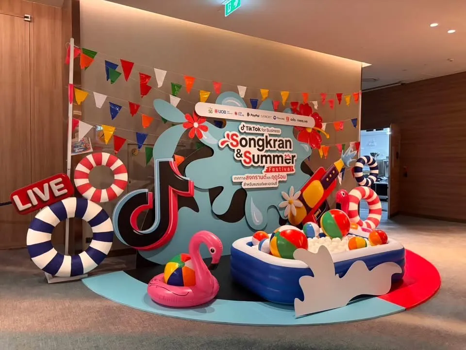 ป้ายทางเข้างาน TikTok Shop Songkran & Summer Festival ประดับธงราวและโลโก้สปอนเซอร์