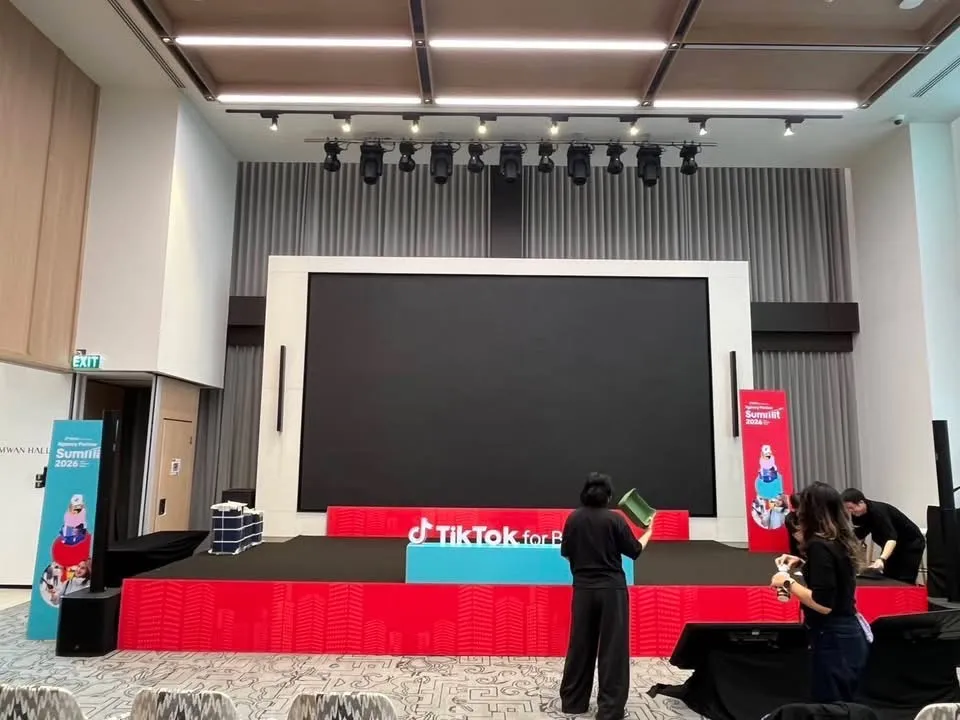 เวทีห้องประชุมหลักพร้อมจอ LED งาน TikTok Agency Partner Summit 2026 ระหว่างเตรียมงาน