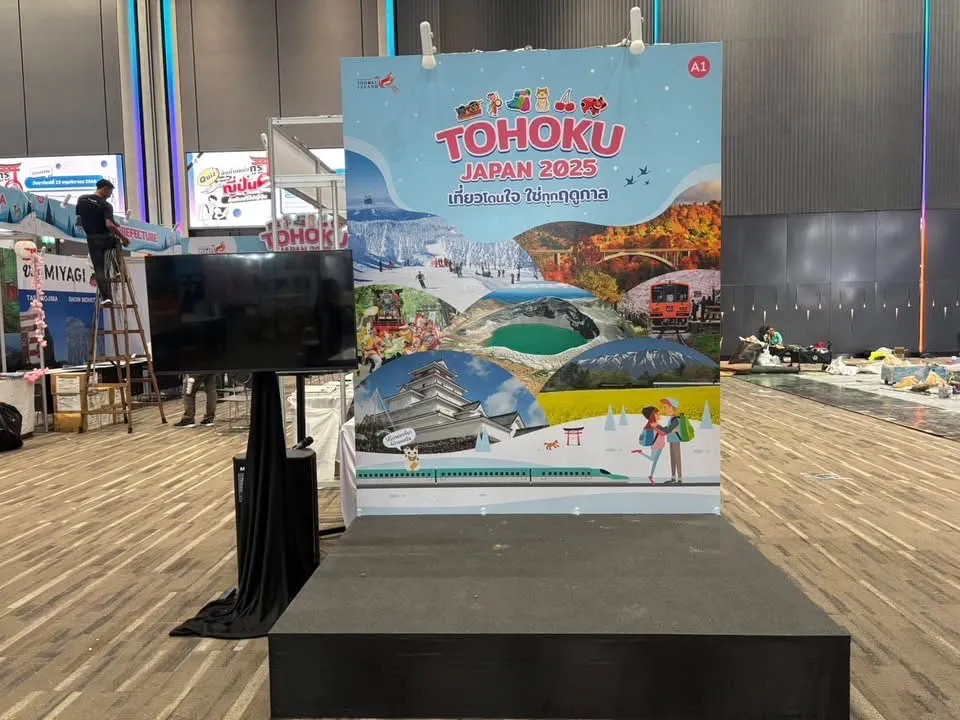 แบ็คดรอปเวทีงาน Tohoku Japan 2025 ระหว่างเตรียมงานพร้อมจอทีวี