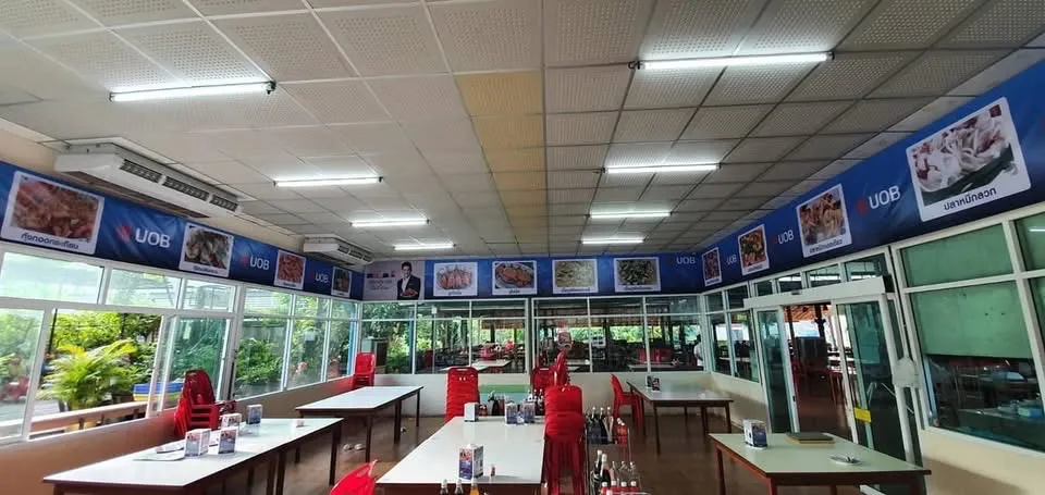 แบนเนอร์เมนูอาหารติดเพดานร้านอาหาร UOB
