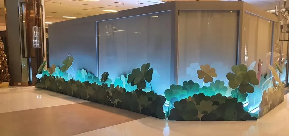 มุมผนังกั้นตกแต่ง Van Cleef & Arpels ไฟส่องสว่างสีฟ้า