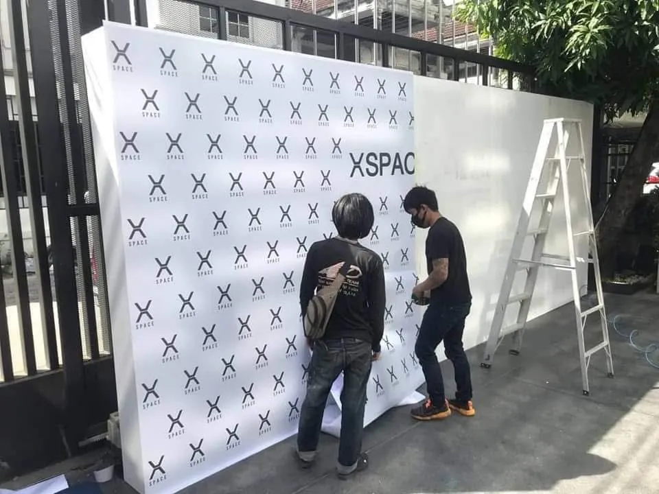 ทีมช่างกำลังติดตั้งผนังกราฟิก XSpace The Exhibition หน้างาน